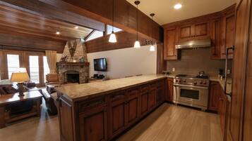 Fridge, microwave, oven, coffee/tea maker