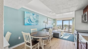 Deluxe Condo, 1 Bedroom, Oceanfront (303) | Ruang tamu