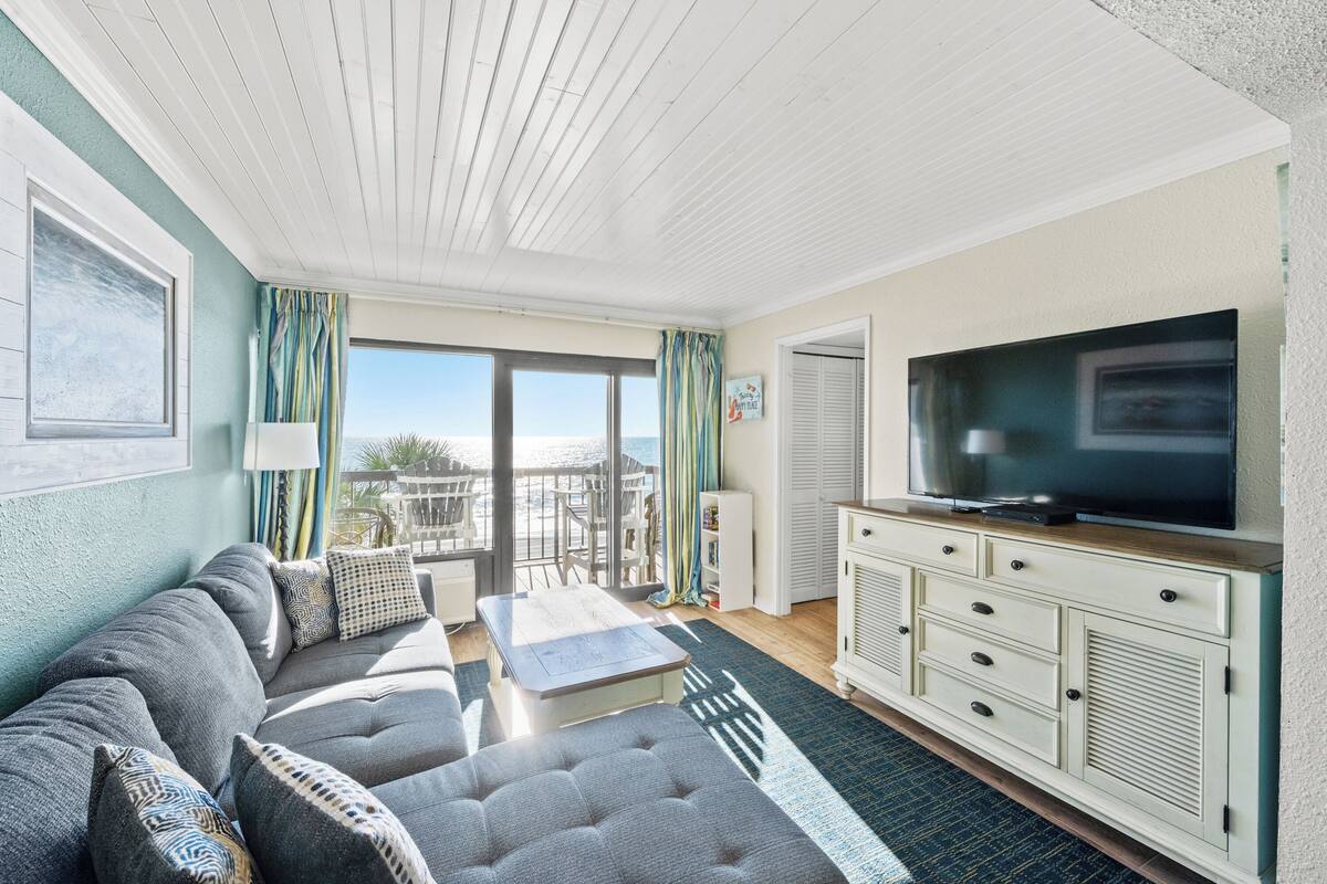 Deluxe Condo, 1 Bedroom, Oceanfront (303) | 起居區