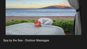 Un spa junto al mar, con vista al océano y una flor sobre un cojín.