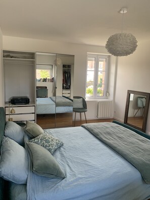 3 slaapkamers, een bureau, een strijkplank/strijkijzer, gratis wifi