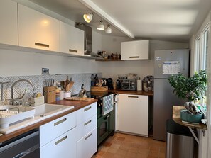 Een koelkast, een microgolfoven, een oven, een kookplaat