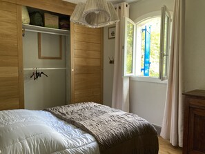 2 bedrooms, desk, iron/ironing board, WiFi