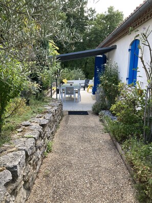 Outdoor dining - 10 kms from Périgueux, Gîte in the countryside "Le Père Igor (Escoire)