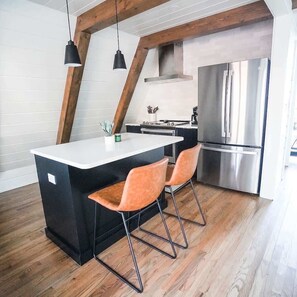 Réfrigérateur, four à micro-ondes, un four, surface de cuisson
