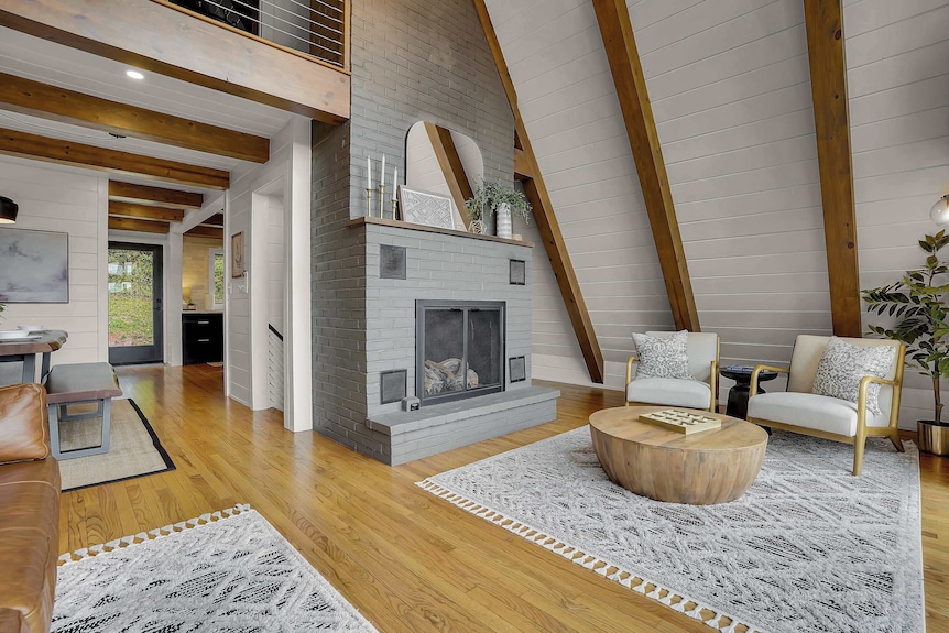 A-frame Chalet: Fireplace, Hot Tub & Mountain Views - Morgantown, PA