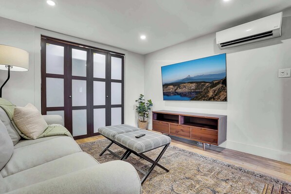 TV, fireplace