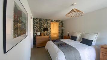 10 bedrooms, desk, iron/ironing board, free WiFi