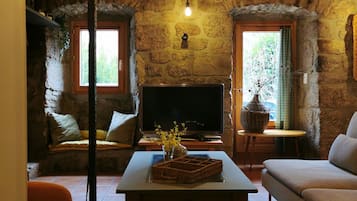 Televisie, een tafeltennistafel, boeken en een stereo