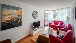 Smart-TV, Tischfußball, Tischtennisplatte, Bücher