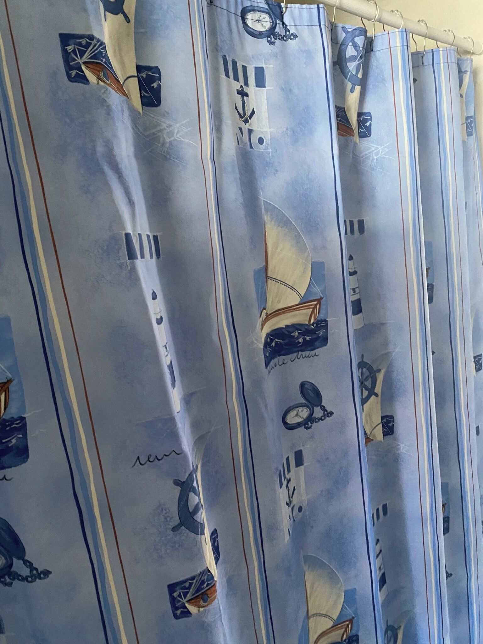 Baignoire, serviettes fournies, savon, shampoing