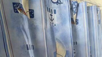 Baignoire, serviettes fournies, savon, shampoing