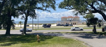 Beautiful Condo In Beach Boulevard!