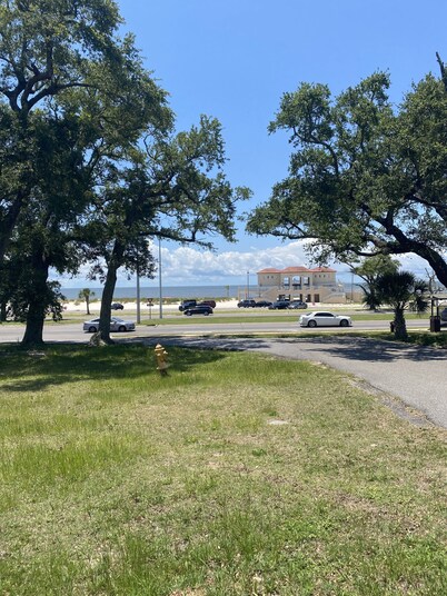 Beautiful Condo In Beach Boulevard!