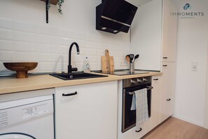 ثلاجة، فرن، موقد طهي مسطح، ماكينة لصنع القهوة/الشاي