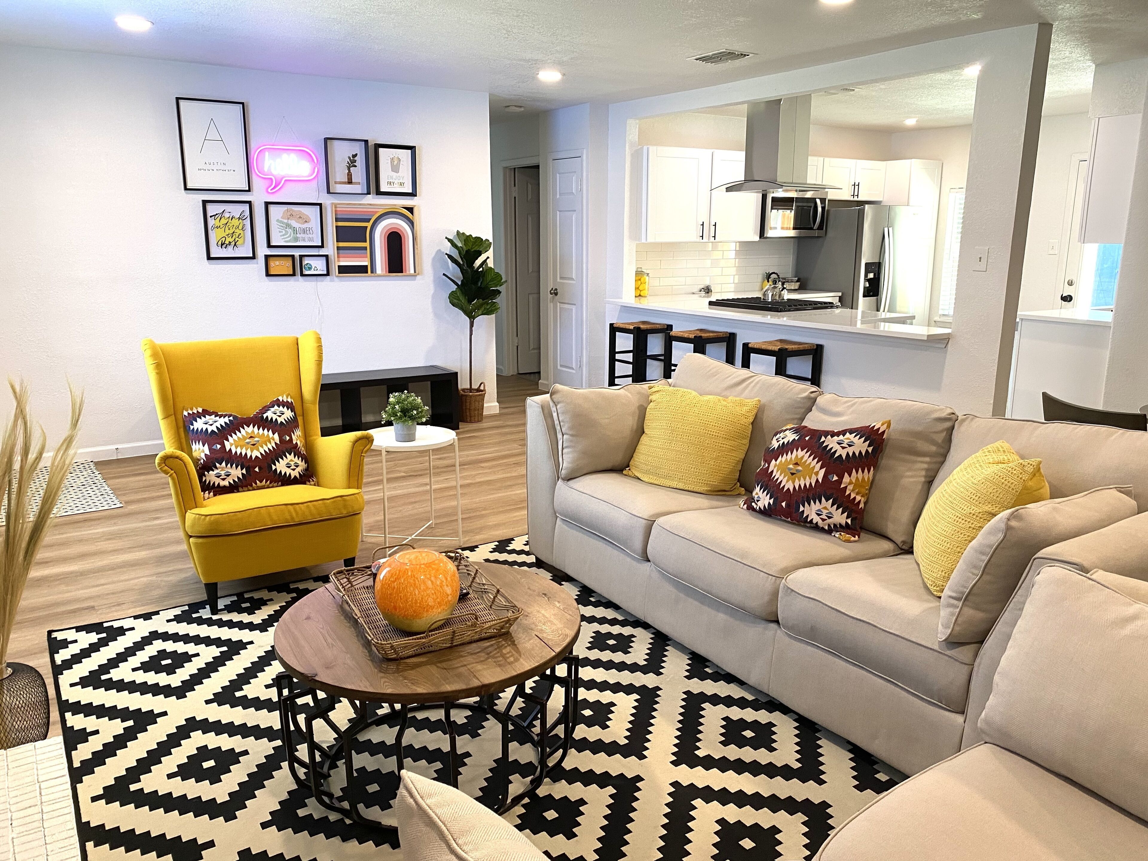 Modern 3 Bed home minutes from downtown Austin & airport - Pets Ok!
