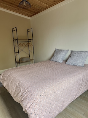 3 slaapkamers, een strijkplank/strijkijzer, beddengoed