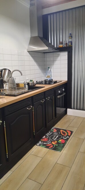 ثلاجة، فرن، موقد طهي مسطح، غلّاية كهربائية