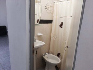 Chuveiro, bidê, toalhas de banho, sabonete