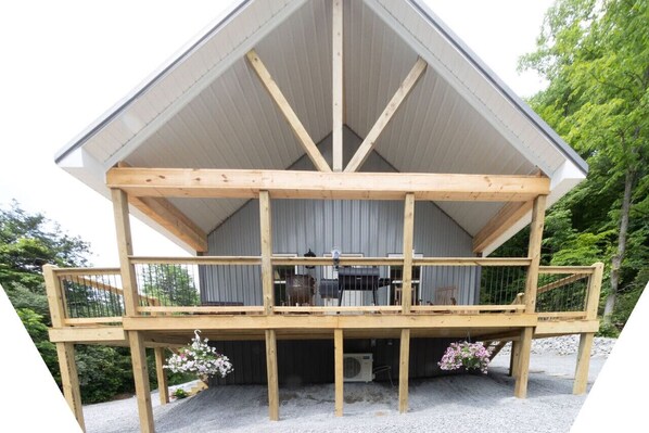Outdoor dining - Kentucky Coal Cabin 2 min from Lake Cumberland (Jamestown)