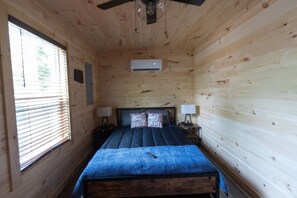 1 bedroom, desk, WiFi - Kentucky Coal Cabin 2 min from Lake Cumberland (Jamestown)