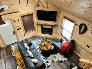 TV, fireplace - Kentucky Coal Cabin 2 min from Lake Cumberland (Jamestown)