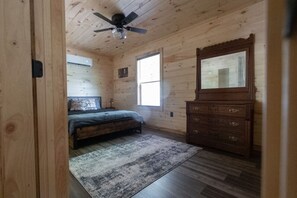 1 bedroom, desk, WiFi