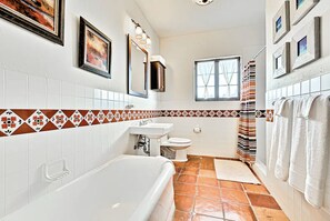 Badewanne, Haartrockner, Handtücher, Seife