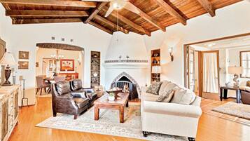 Smart TV, fireplace, DVD player