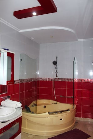 Combined shower/tub - Villa in Marrakech With Private Pool (Marrakech)