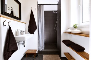 Badewanne, Haartrockner, Handtücher, Toilettenpapier
