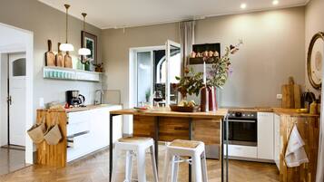 Fridge, oven, stovetop, dishwasher