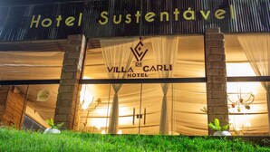 Hotel Sustentave con un cartel que dice "Villa de Carli Hotel".