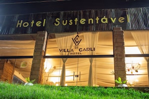 Vista frontal de la propiedad
