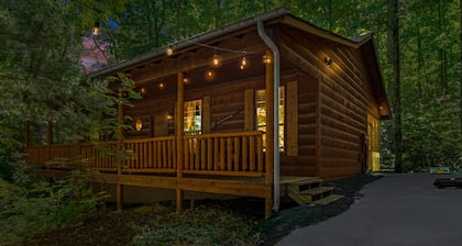 Mins to Cade's Cove! Dreamy Cabin and Outdoor Oasis! Hot Tub & Firepit!