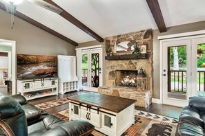 Smart TV, caminetto, videogiochi, tavolo da calcetto