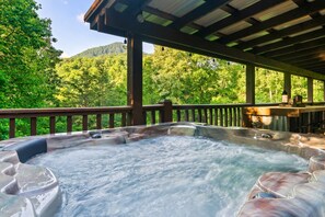 Outdoor dining - New Fun Family Cozy Cabin w/hot tub -games- great location! (Sevierville)