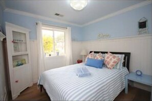 Desk, iron/ironing board, free WiFi, bed sheets
