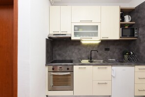 ثلاجة، ميكروويف، غسالة أطباق، ماكينة لصنع القهوة/الشاي