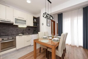 ثلاجة، ميكروويف، غس�الة أطباق، ماكينة لصنع القهوة/الشاي