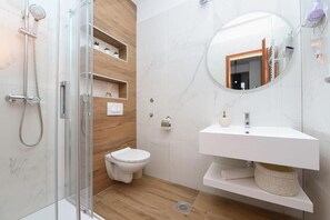 مجففات شعر، مناشف، ورق حمّام