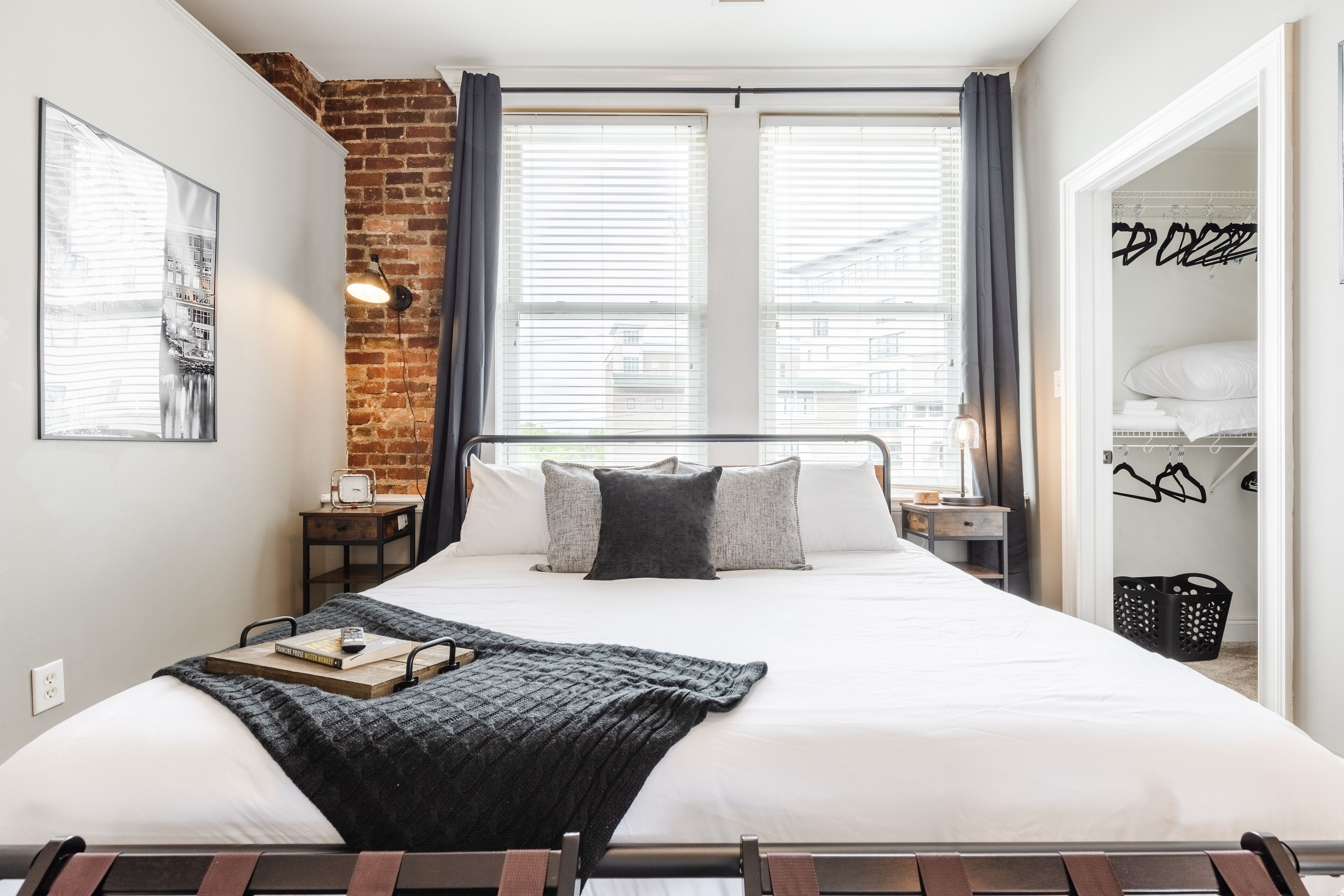 2 habitaciones, escritorio, tabla de planchar con plancha y wifi gratis 