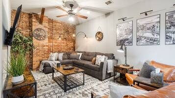 Smart TV, reproductor de DVD, futbolito y libros