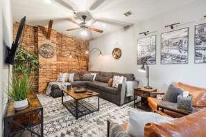 スマートテレビ、DVD プレーヤー、テーブルサッカー台、書庫