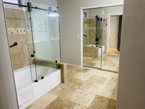 Combined shower/tub, hair dryer, towels, soap - Desert Oasis in Gilbert,AZ. Power Ranch– Private Pool, Spa & Resort-Style Patio (Power Ranch Gilbert)