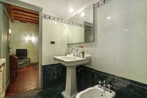 Hårtork, handdukar, tvål och schampo