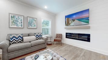 Een flatscreentelevisie en een open haard