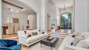 Smart TV, chimenea y tenis de mesa