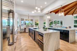 Fridge, microwave, oven, stovetop - ♥Extravagant Family Getaway♥Ace Old Town Loc♥SwimUp Bar♥PickleBall♥Golf♥Spa♥BBQ♥ (Scottsdale)