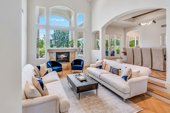 Smart TV, fireplace, table tennis - ♥Extravagant Family Getaway♥Ace Old Town Loc♥SwimUp Bar♥PickleBall♥Golf♥Spa♥BBQ♥ (Scottsdale)